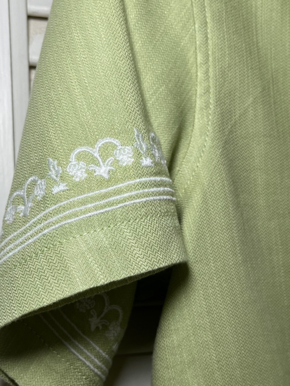 Roark Embroidered Cropped Pear Green Walk in the Woods Blouse Size S - Picture 4 of 10